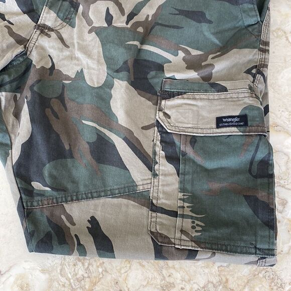 NWT Wrangler Relaxed Fit Camo Cargo Pants - Picture 13 of 16